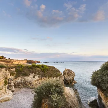 Descubra la península de Guérande en familia, con paseos por el paseo marítimo y visitas a los lugares de Saint-Nazaire. 