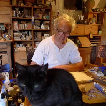 En el taller de un artista inclasificable