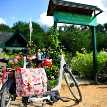 Descubrimiento activo de la Mayenne: naturaleza, historia y descanso en bicicleta 