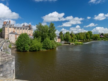 Durtal : le château en surplomb du pont sur le Loir
