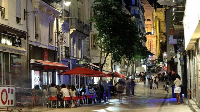 La rue Saint Laud en soirée