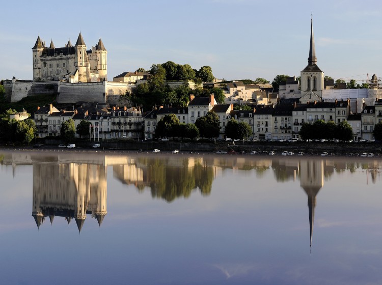 Saumur et son château se reflétant dans la Loire
